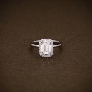 Anillo de Compromiso con Diamante Cultivado en Laboratorio con Corte Esmeralda Certificado por IGI, Oro de 14K/18K, Anillo de Novia Clásico Solitario, Regalo de Boda para Mujer - Product Image 2