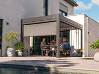 Pergola bioclimatique en aluminium blanc 3x4m, toit à lames larges motorisé, fixation murale pour cour, terrasse, balcon, protection solaire