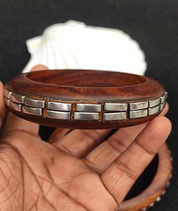 Bracelets en bois de Sheesham faits à la main de qualité supérieure, style indo-occidental de l'Uttar Pradesh, breloques spéciales en laiton, forme personnalisée, tendance - Product Image 2