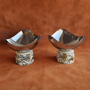 Paire de coupelles à chocolat chromées à finition polie miroir et festonnée, sur pieds cylindriques à motifs floraux complexes. - Product Image 2