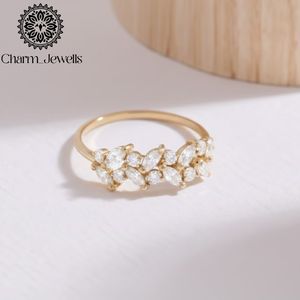 Bague de Fiançailles Romantique pour Femme en Argent Plaqué Or 18K avec Moissanite Taille Coussin et Grappe de Fleurs Sertie à Griffes - Collection Charm Jewels - Product Image 6