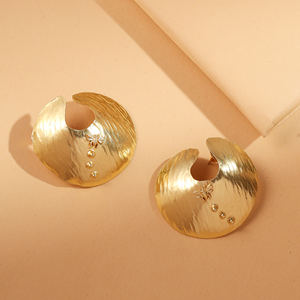 Boucles d'oreilles statement en laiton plaqué texturé, fabriquées à la main, de luxe, pour femmes, cadeau tendance - Product Image 2