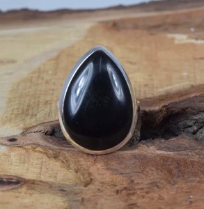 Vente en gros d'anneaux en argent sterling 925 avec pierre précieuse en onyx noir naturel en forme de poire, bijoux élégants faits à la main, fabricant et fournisseur de bijoux fins - Product Image 2