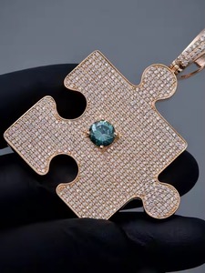 Pendentif de luxe en or 18 carats rempli de moissanite, micro-pavé, taille brillant ronde, motif géométrique, pour usage quotidien - Product Image 3
