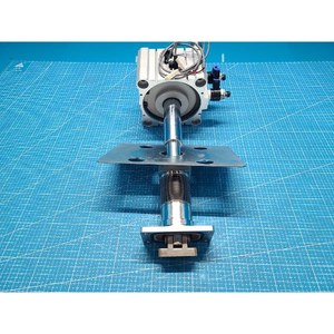 Cilindro Neumático Compacto SMC CDQ2B100C-P1172-20 Usado Como Parte del Equipo Legacy Semiconductor - Product Image 1