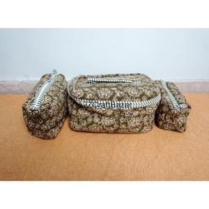 ชุดกระเป๋าผ้าฝ้าย 100% แบบเย็บติดกัน พร้อมซิปสามช่อง สำหรับจัดระเบียบเครื่องสำอางและอุปกรณ์เดินทางอย่างมีสไตล์ เป็นมิตรกับสิ่งแวดล้อม - Product Image 1