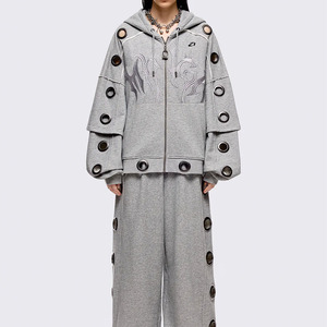 Sweat à capuche zippé en molleton de coton épais pour femme, avec motif graphique personnalisé, style streetwear, coupe oversize, design à œillets métalliques, fournisseur de sweats décontractés - Product Image 6