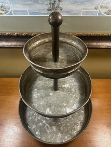 Support à trois niveaux en métal galvanisé, forme ronde, pour décorer les gâteaux et servir les fruits, style rustique, ferme, en métal galvanisé - Product Image 1