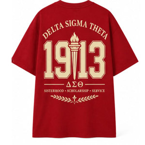 Camiseta Roja de Manga Corta con Cuello Redondo y Diseño de Letras para Hombre Delta Sigma Theta, Corte Holgado, Estilo Casual - Product Image 3