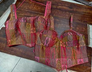 Blouse de sari rose en brocart patchwork style corset avec bonnets rembourrés - Product Image 1