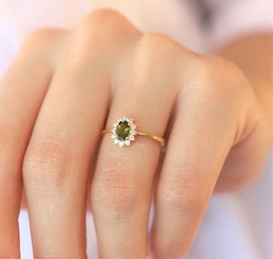 Anillo Halo Art Deco Vintage con Peridoto Certificado por IGI, Peridoto Verde Ovalado con Acentos de Circonita Cúbica Brillante, Inspirado en Piedra de Nacimiento, Oro de Ley 925 - Product Image 5