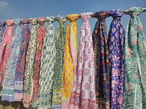 Paréo Sarong Léger en Coton Imprimé Floral Fait Main pour Femme, Style Bohème, Idéal pour la Plage et l'Été - Product Image 3