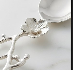 Service de table en métal à motif floral avec poignées torsadées et motifs floraux, compatible lave-vaisselle, pour la vaisselle de mariage - Product Image 4