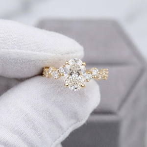 Anillo de Compromiso para Mujer Sparkledge Creation LR-31 Exclusivo con Diamante Cultivado en Laboratorio de Corte Ovalado de 3CT, Engastado en Oro de 10K/14K/18K, Certificado IGI - Product Image 4