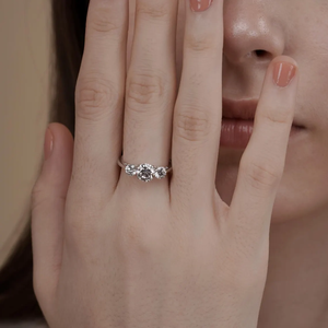 แหวนเพชรทรงกลมเจียระไนแบบบริลเลียนท์ แหวนเพชรสามเม็ดสำหรับหมั้น แหวนเพชร VVS2 ทองคำ 18K สีเหลือง ขาว และโรสโกลด์ - Product Image 5