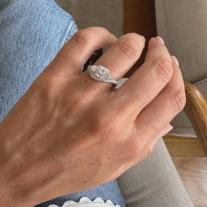 Anillo de Moissanita con Corte Marquise de 2 Quilates, Diseño Moderno, Curvado y con Pavé, Plata 925 con Baño de Rodio, Regalo Sorpresa de Boda para Enamorados - Product Image 3