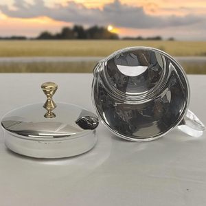 Grande carafe en acier inoxydable de 2,2 litres (demi-gallon) avec couvercle, designs classiques minimalistes pour les boissons froides par Ayurveda - Product Image 4