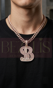 Colgante Personalizado con Letra Chapada en Oro Rosa con Diamante de Corte Esmeralda en Engaste de Canal, Estilo Hip Hop, Amuleto Unisex - Product Image 2