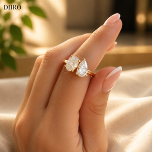 Anillo de Compromiso de Plata Chapado en Oro para Mujer con Moissanita de Corte Pera/Ovalado y Engaste de Garras, Diseño Toi Et Moi - Product Image 3
