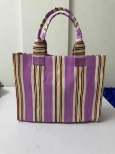 Bolso Tote Mediano de Moda con Rayas de Nailon Reciclado Ellora, Reutilizable, Ecológico, Ligero, para Uso Diario, Tipo Bandolera - Product Image 5