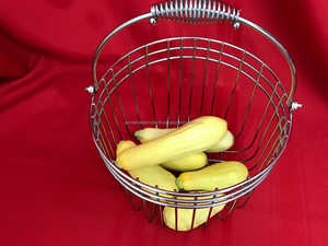 Panier à fruits en métal à base large avec un design pliable écologique pour contenir des produits variés, accès facile et flux d'air libre - Product Image 2