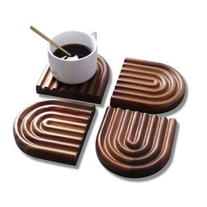 Magnifique dessous-de-verre en bois poli au design classique pour table, idéal pour les maisons et les restaurants - Product Image 1