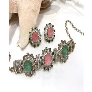 Magnifique ensemble collier et boucles d'oreilles plaqué or de qualité supérieure, style fusion classique et délicat, idéal pour les mariages, les fiançailles et les soirées, pour femme. - Product Image 1