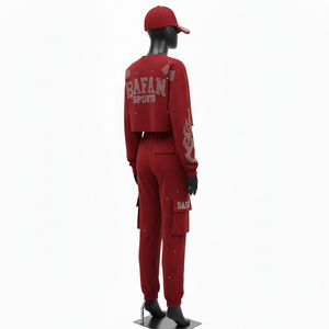 Conjunto de mujer de alta calidad en algodón, poliéster y forro polar de 280 GSM, camiseta corta y pantalón color granate con logo de cristal termotransferible. - Product Image 5