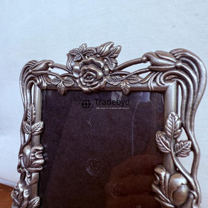 Cadre photo en métal de qualité supérieure, fait main, décoratif, pour la décoration de la maison par Tradebyd - Product Image 4