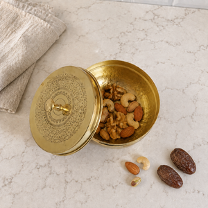 Pot de rangement artisanal en laiton SHUBHAM avec couvercle en métal, finition martelée, design vintage, qualité alimentaire pour la cuisine - Fruits secs, noix, bonbons - Product Image 5