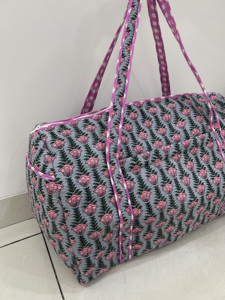 Sac de voyage matelassé en coton pour femme, grand sac de sport écologique, sac à main en textile durable imprimé au bloc, motif floral, pour le week-end - Product Image 4