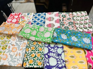Ensemble de serviettes de table carrées imprimées vintage, faites à la main, en coton biologique 100%, de haute qualité, durables, pour la maison et les restaurants - Product Image 3