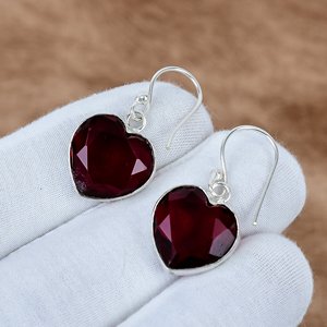 Boucles d'oreilles pendantes en argent sterling 925 massif avec rubis serti clos en forme de cœur, faites à la main, pour femmes - Product Image 2