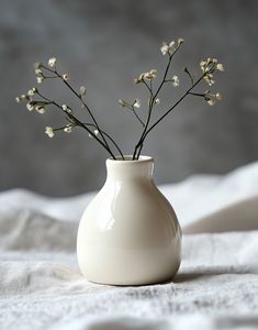 Vase de table en céramique minimaliste, finition mate, fait main, 8-16 pouces - Product Image 3