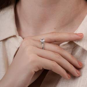 Anillo de compromiso de lujo con diamante cultivado en laboratorio de corte cojín, engaste de halo en forma de vid, color D, claridad VVS2, oro macizo, regalo de promesa - Product Image 4