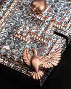 Collier personnalisé ACE Iced Out Moissanite avec pendentif en or rose et accents colombes et piques, style luxueux - Product Image 3