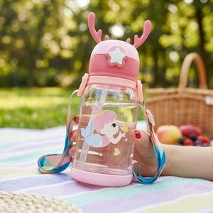 ขวดน้ำเด็กปลอดสาร BPA ขนาด 500 มล. พร้อมฝาปิดแบบหลอดดูดและสายสะพายสำหรับใช้ในโรงเรียน ขายส่งจากโรงงานผู้ผลิตในเวียดนาม - Product Image 3