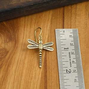 Pendientes Colgantes de Libélula Hechos a Mano en Latón |   Pendientes de Joyería Bohemia Chapados en Oro Antiguo al por Mayor, Hechos por Artesanos de Jaipur para Mujer - Product Image 2