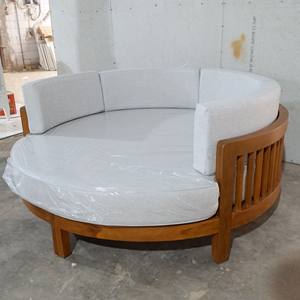Chaise longue ronde en teck - Product Image 1