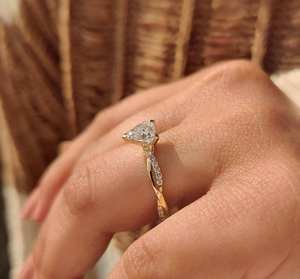 Bague de fiançailles solitaire de luxe en diamant de laboratoire taille cœur, en or 9 carats avec pavé, élégante pour mariages et anniversaires, bijoux raffinés - Product Image 2