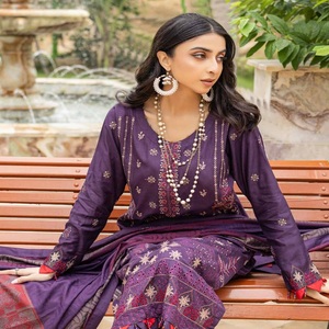 Vestido de viscosa Salwar Kameez bordado de tres piezas para damas paquistaníes por Dr. Haris Vol. Zareen para chicas de fiesta en India - Product Image 4