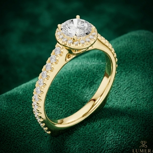 Bague de fiançailles délicate avec halo de diamants de laboratoire ronds, bordure pavée étincelante autour d'un diamant central brillant, sertissage sécurisé par griffes - Product Image 3