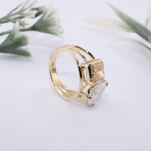 Anillo de compromiso de oro amarillo con diamantes cultivados en laboratorio Toi et Moi, corte almohada y pera, dos piedras, banda dividida, triple banda, joyería fina, regalo - Product Image 5