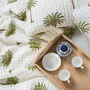 Edredón Kantha de Algodón con Estampado de Palmeras Verdes - Edredón de Invierno de Lujo, Ecológico y Orgánico, Acolchado y Estampado a Mano - Product Image 5