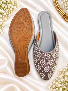 B.R. Chaussures plates ethniques indiennes faites à la main pour femmes, confortables et faciles à enfiler, idéales pour les mariages, les fêtes et le bureau. - Product Image 2