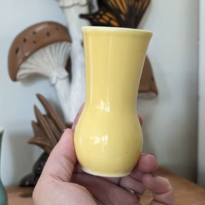 แจกันเซรามิกสีเหลืองเนียนสวย รูปทรงโค้งมน ผิวมันเงา พร้อมดีเทลสะดุดตาสำหรับการตกแต่งสไตล์โมเดิร์น - Product Image 1