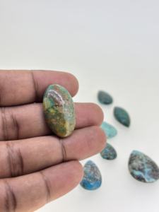 พลอยเทอร์ควอยซ์สีน้ำเงินแบบพิเศษ รูปทรงคุชชั่น/รูปทรงหยดน้ำ ผสมรูปทรงคาโบชอง แบบเม็ดเดี่ยวธรรมชาติ สำหรับทำเครื่องประดับ ขายส่งจากผู้ผลิต - Product Image 4