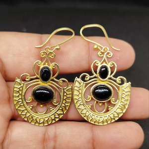 Boucles d'oreilles créoles en laiton sculpté à la main avec onyx noir véritable - Product Image 1