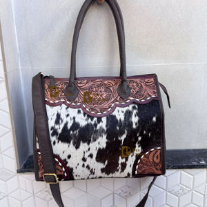 Bolso tote de cuero con grabado artesanal, piel de vaca, estilo gitano bohemio vintage, recién llegado, diseño artesanal, bandolera. - Product Image 1