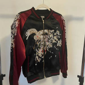 Veste Sukajan élégante pour homme, tissu satiné lisse, légère et confortable, style streetwear. - Product Image 2